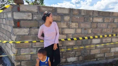 Potret Ani, warga Pondok Prasi yang terdampak relokasi bersama anaknya
