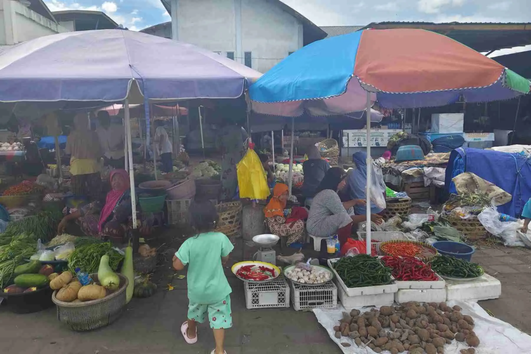 Potret Pedagang di Pasar Kebon Roek Ampenan, Kota Mataram.