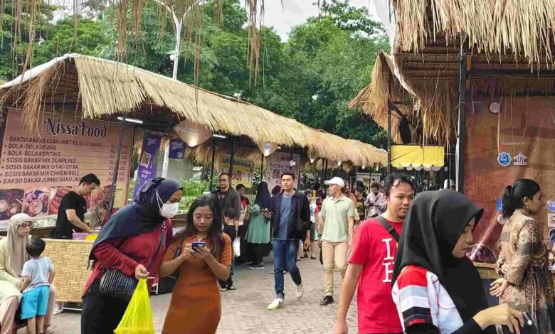 Potret Masyarakat berbelanja di Bazar Kampung Ramadan yang berlokasi di Teras Udayana, Mataram