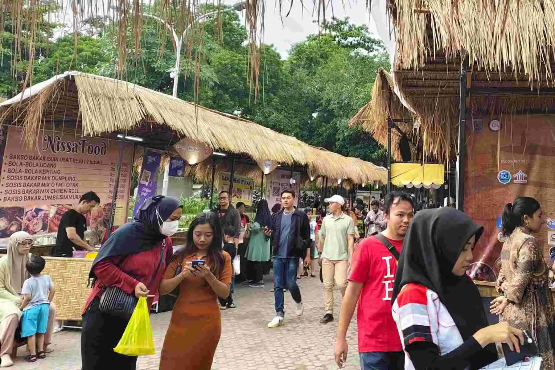 Potret Masyarakat berbelanja di Bazar Kampung Ramadan yang berlokasi di Teras Udayana, Mataram