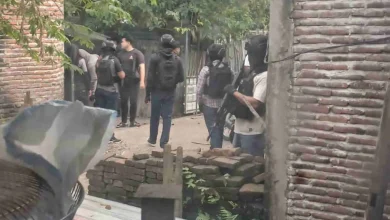 Densus 88 Anti-teror saat menggeledah rumah terduga teroris di Bima