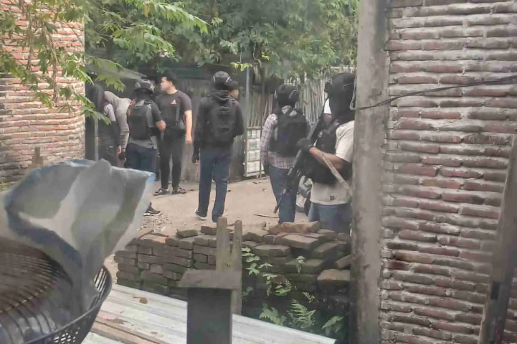 Densus 88 Anti-teror saat menggeledah rumah terduga teroris di Bima