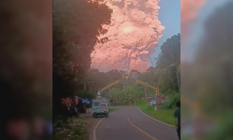 Gunung Lewotobi Laki-laki Meletus