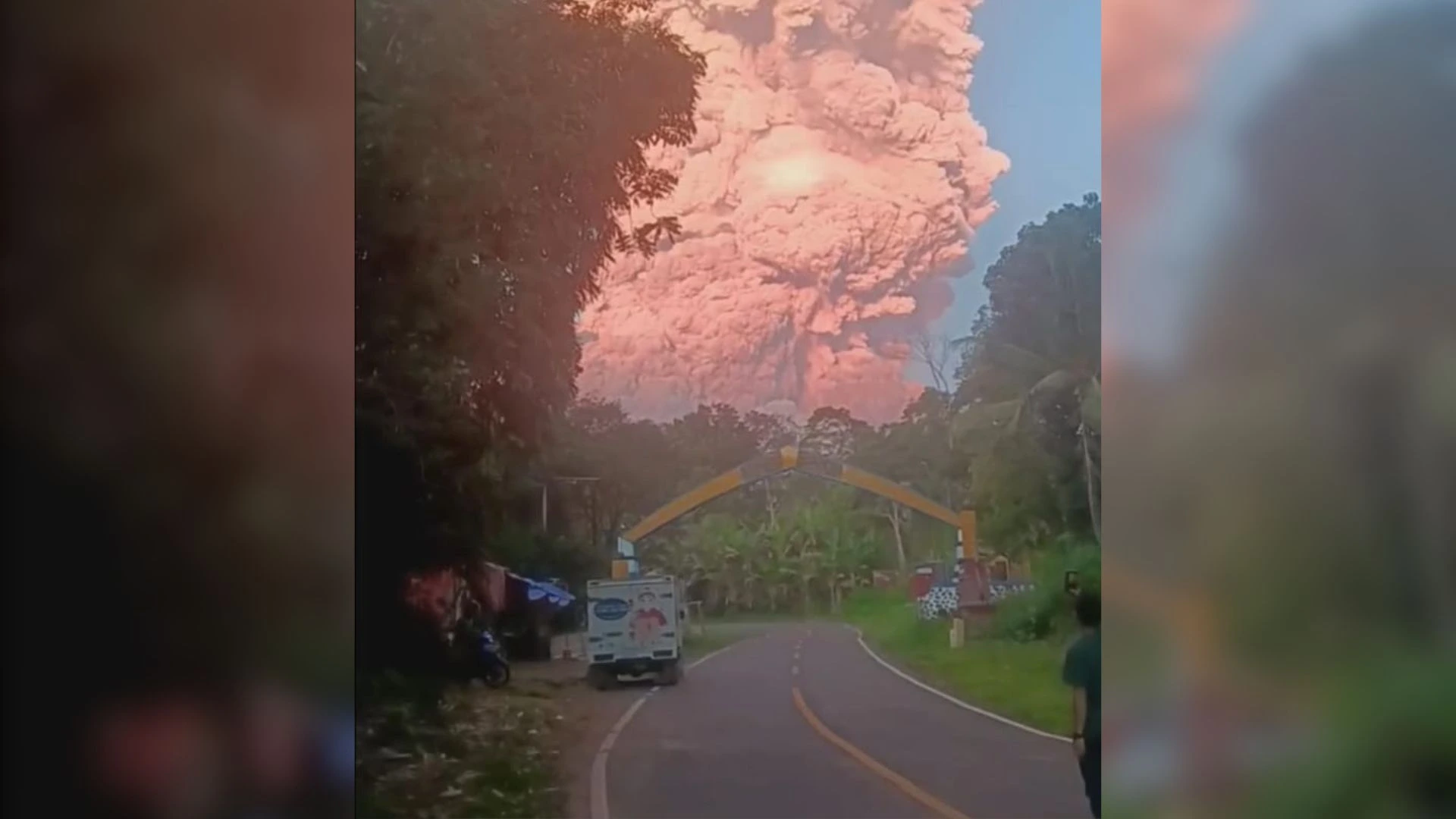 Gunung Lewotobi Laki-laki Meletus