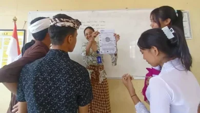 Ilustrasi guru sedang mengajar di Sekolah Rakyat