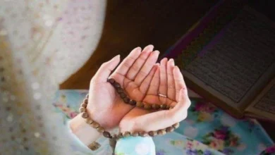 Ilustrasi seorang wanita sedang berdoa haid amalan utama di bulan muharam