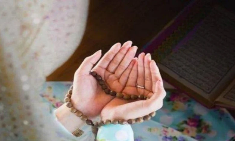 Ilustrasi seorang wanita sedang berdoa haid amalan utama di bulan muharam