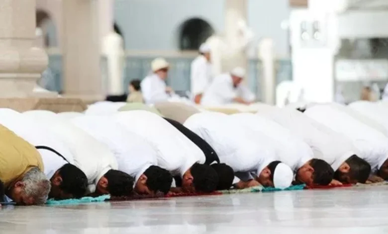 Ilustrasi umat muslim sedang salat 12 Amalan 1 Muharram 1447 Hijriah