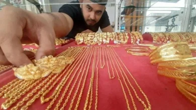 Ilustrasi warga berbondong-bondong jual emas