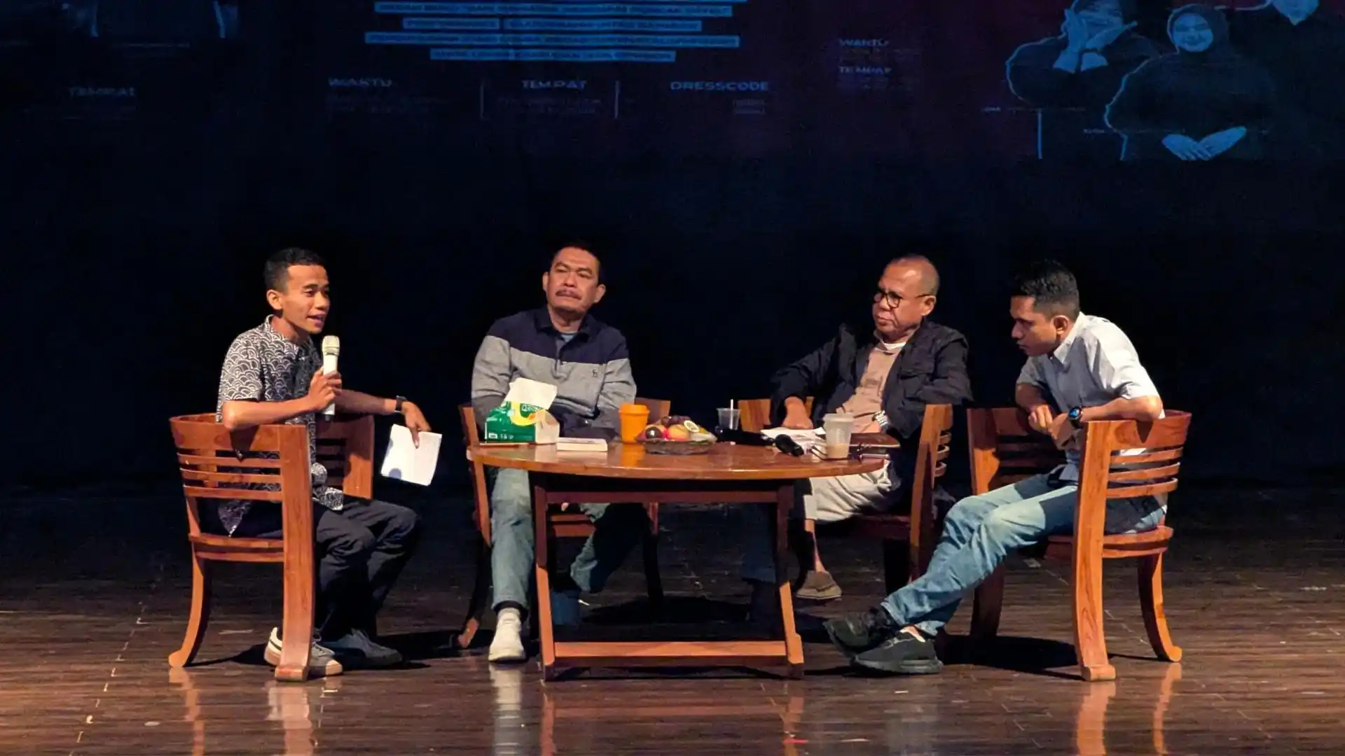 Kegiatan Bedah Buku Dari Sumbawa Menggapai Puncak Eiffel