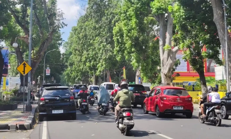 Kemacetan depan tiga SMP di Mataram saat hari pertama SPMB