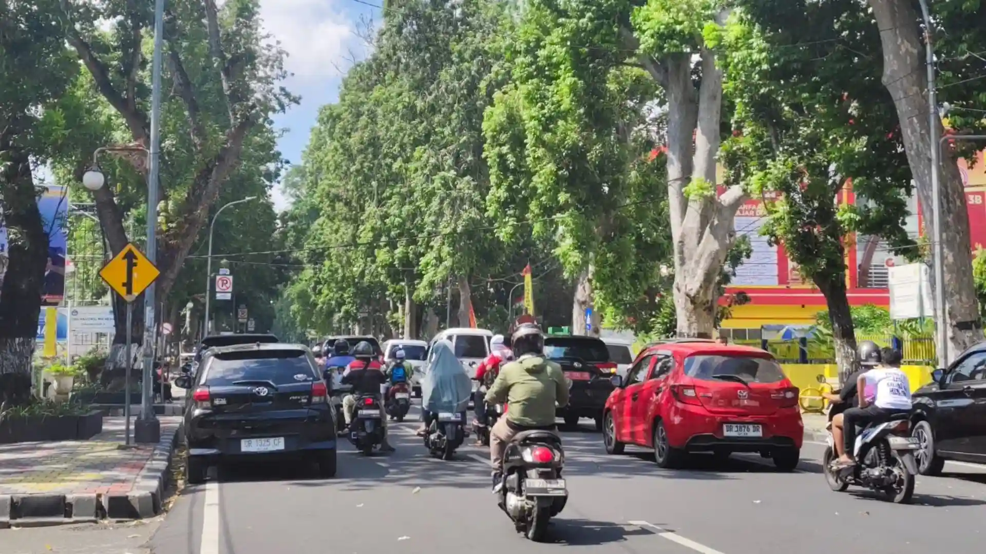 Kemacetan depan tiga SMP di Mataram saat hari pertama SPMB