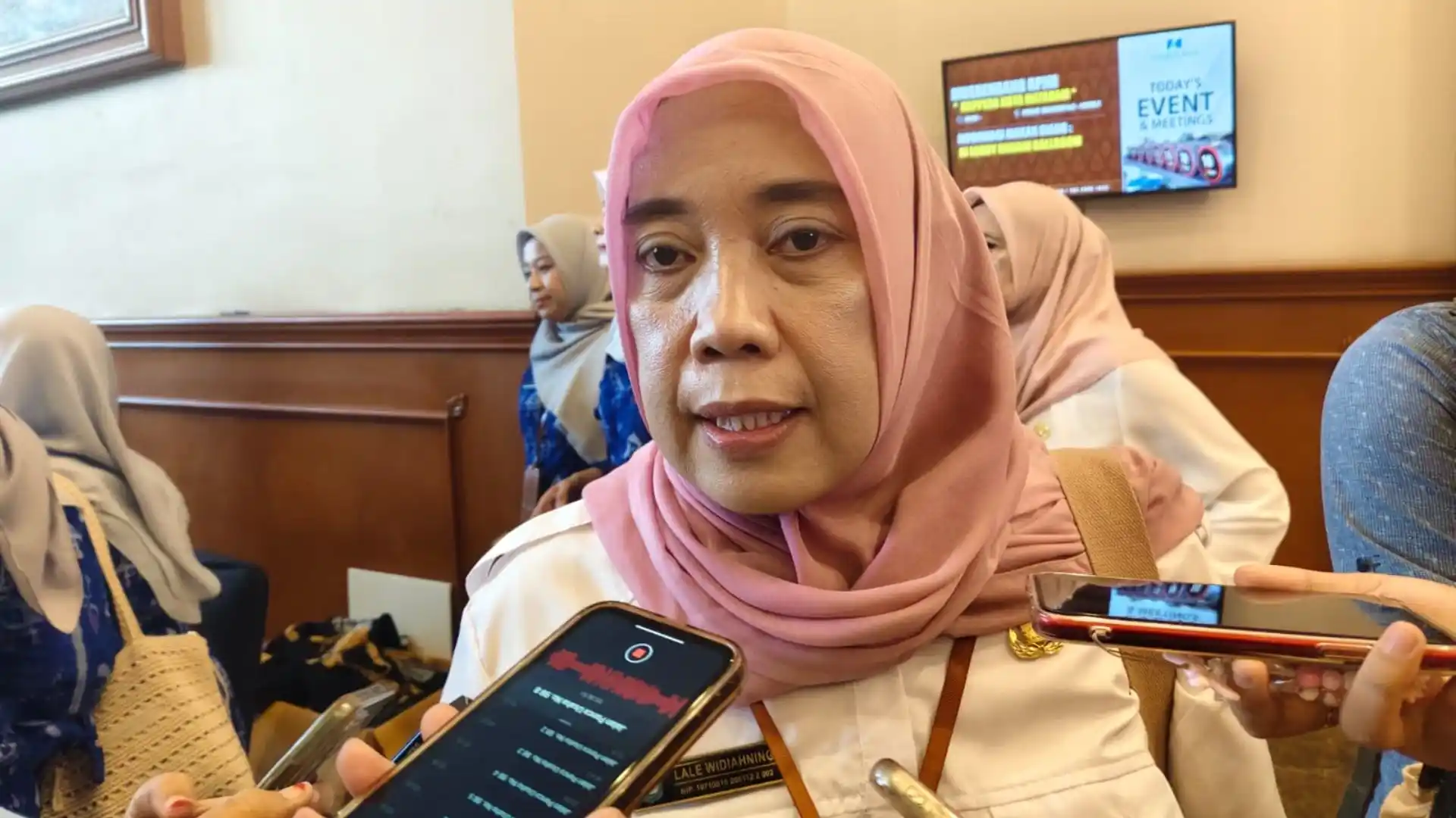 Kepala Dinas PUPR Kota Mataram Lale Widiahning Jalan Nuraksa - Batu Bolong