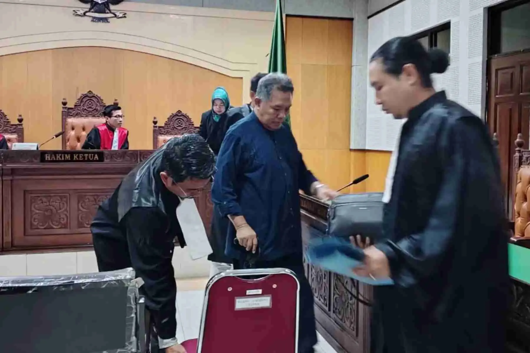 Mantan Bupati Lombok Barat Zaini Arony Sidang Kasus LCC