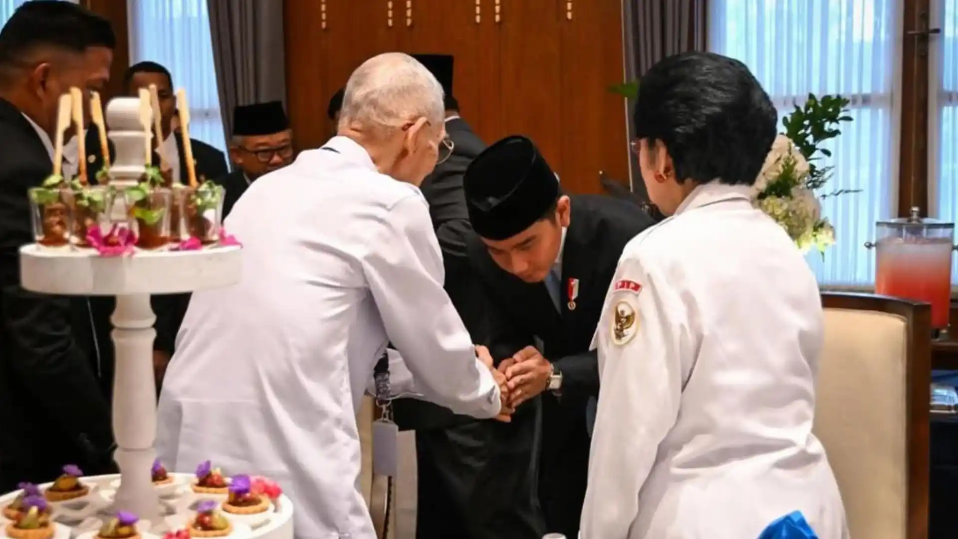 Momen Gibran bersama Megawati dan Try Sutrisno