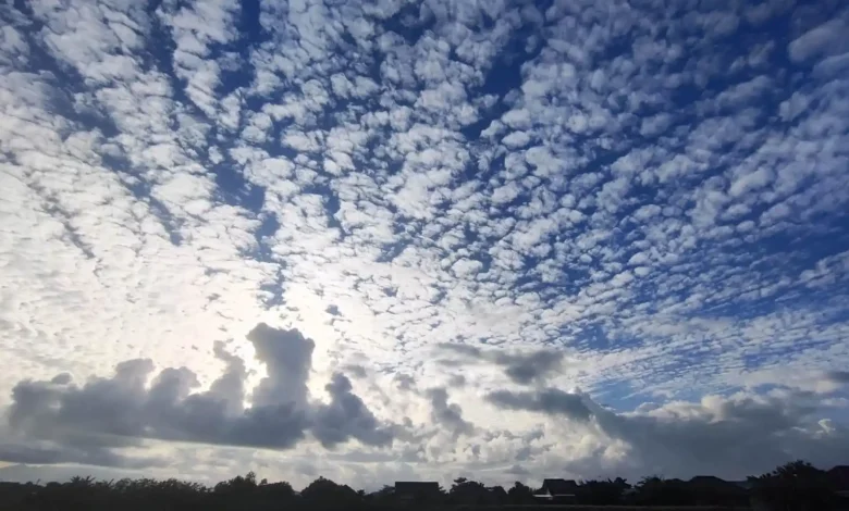 Pemandangan Awan Alto Cumulus di Langit Labuapi Lombok Barat