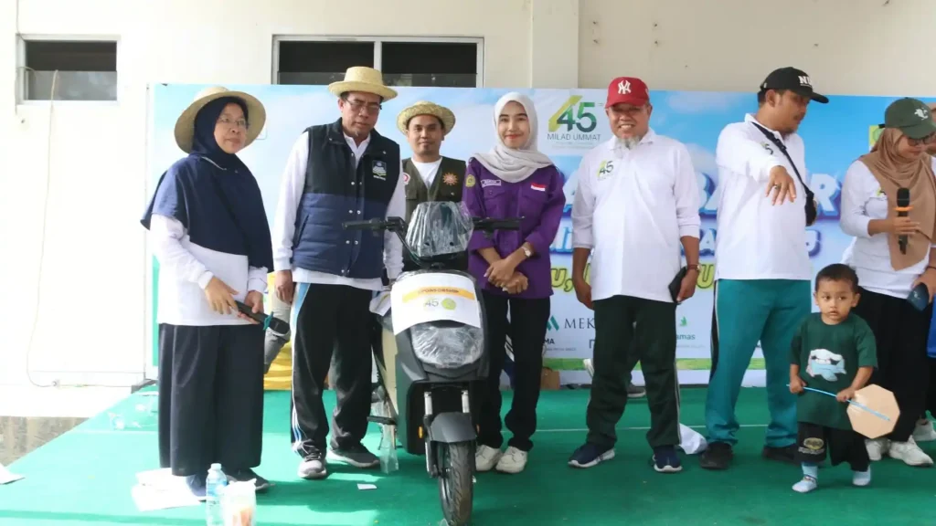 Pembagian doorprize jalan sehat milad Ummat ke-45