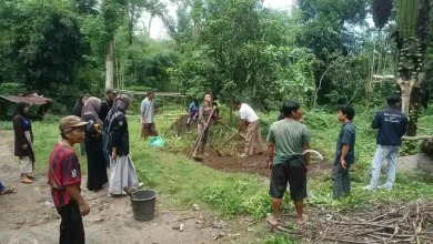 Pembuatan Pupuk Kompas Warga Dusun Batu Bolong Griya Pengabdian Masyarakat Ummat Ekonomi Hijau