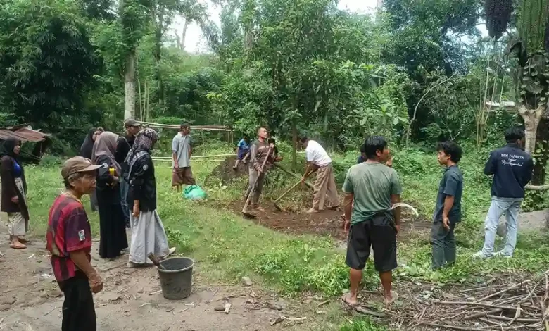 Pembuatan Pupuk Kompas Warga Dusun Batu Bolong Griya Pengabdian Masyarakat Ummat Ekonomi Hijau