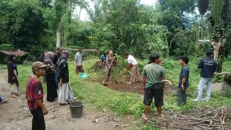 Pembuatan Pupuk Kompas Warga Dusun Batu Bolong Griya Pengabdian Masyarakat Ummat Ekonomi Hijau