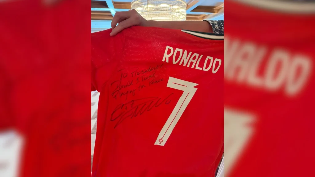 Pesan perdamaian di jersey Cristiano Ronaldo untuk Trump