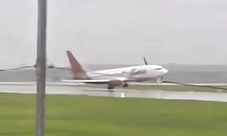Pesawat Batik Air Mendarat Miring di Bandara Soekarno-Hatta