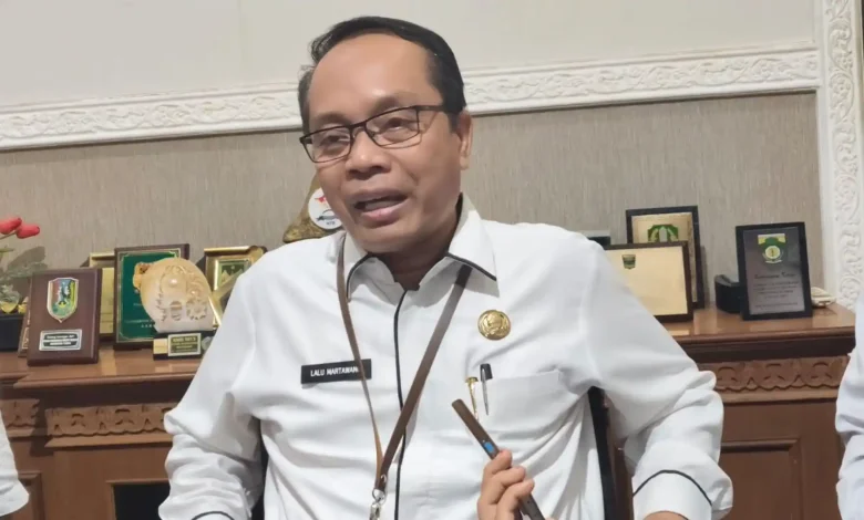 Plt Kepala Dinas Perdagangan Kota Mataram Lalu Martawang Pasar Rakyat