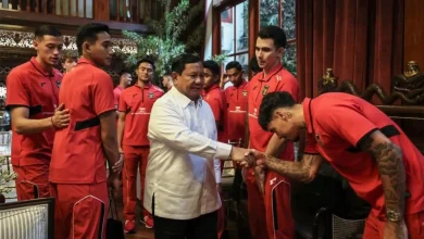 Presiden Prabowo memberikan kado jam tangan Rolex untuk pemain Timnas Indonesia