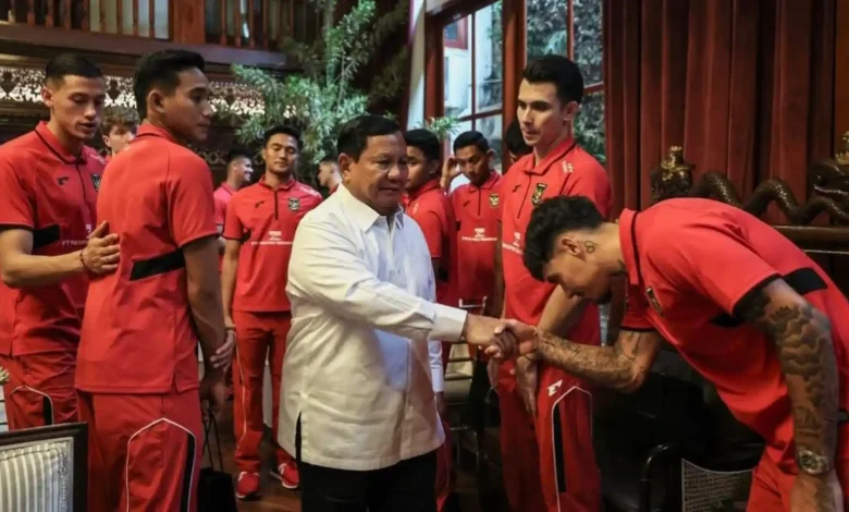 Presiden Prabowo memberikan kado jam tangan Rolex untuk pemain Timnas Indonesia