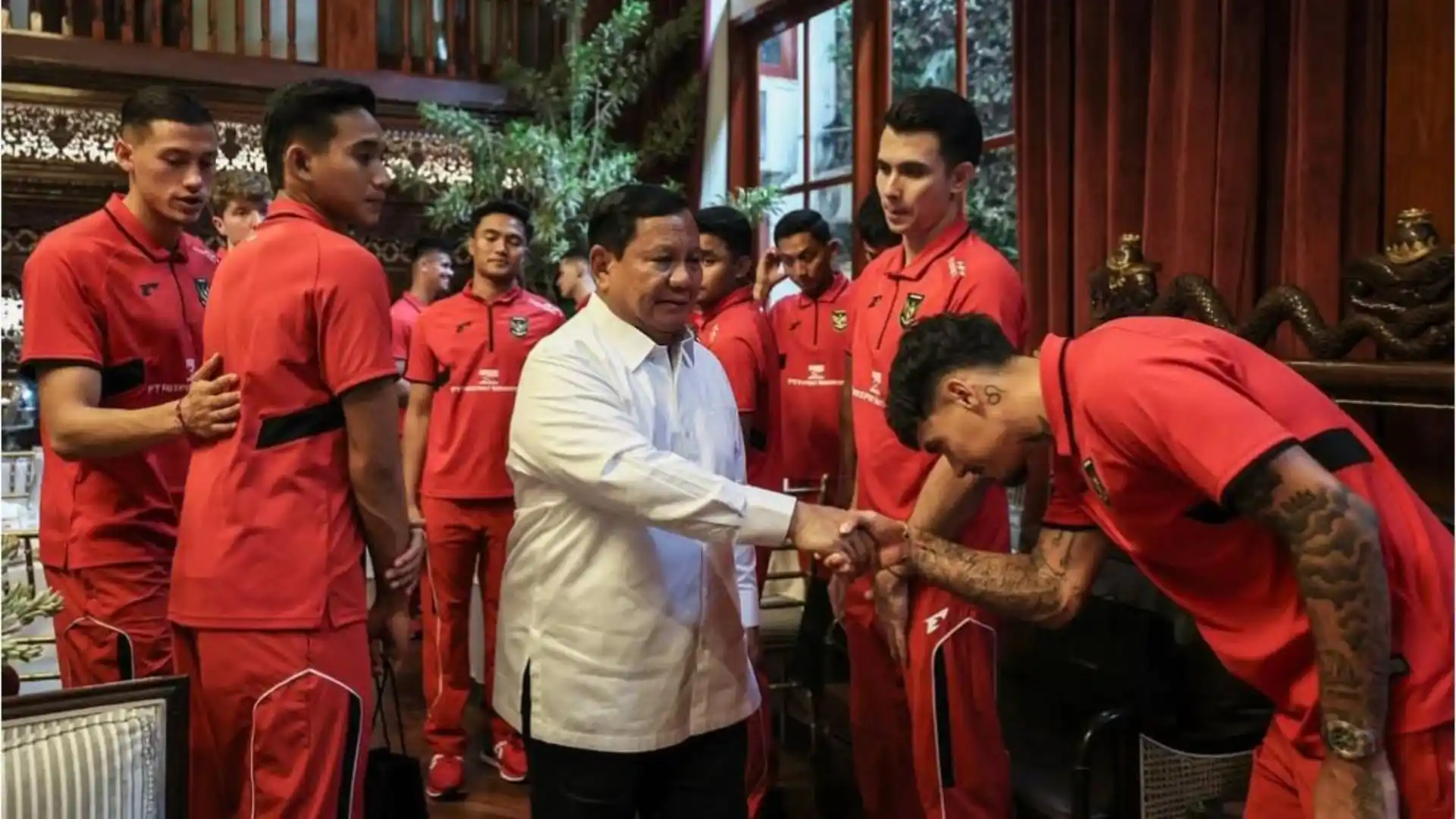 Presiden Prabowo memberikan kado jam tangan Rolex untuk pemain Timnas Indonesia