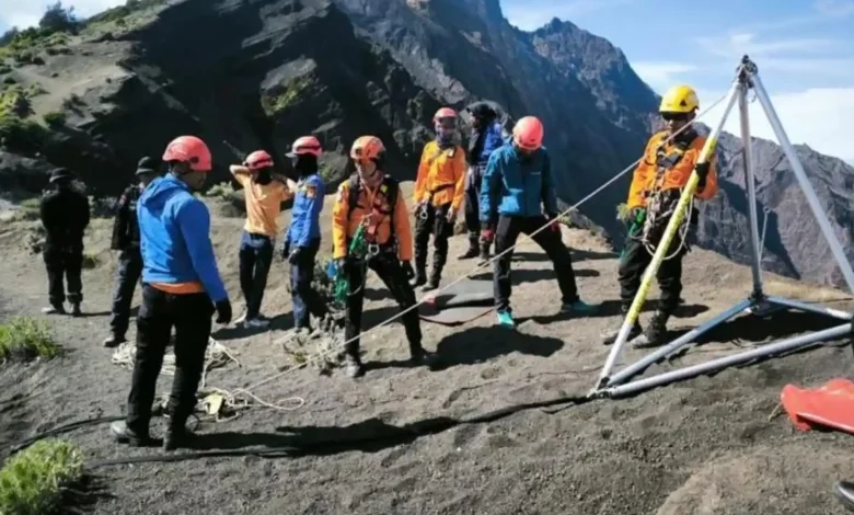 Proses evakuasi jenazah pendaki Brasil jatuh di Rinjani