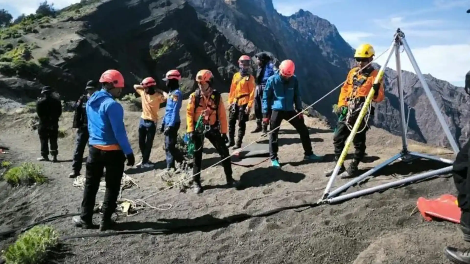 Proses evakuasi pendaki Brasil jatuh di Rinjani