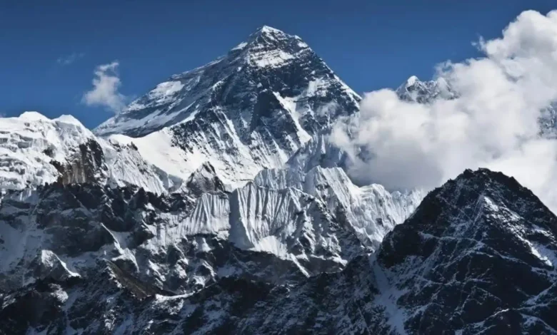 10 Gunung di Indonesia dengan Jalur Pendakian Tersulit