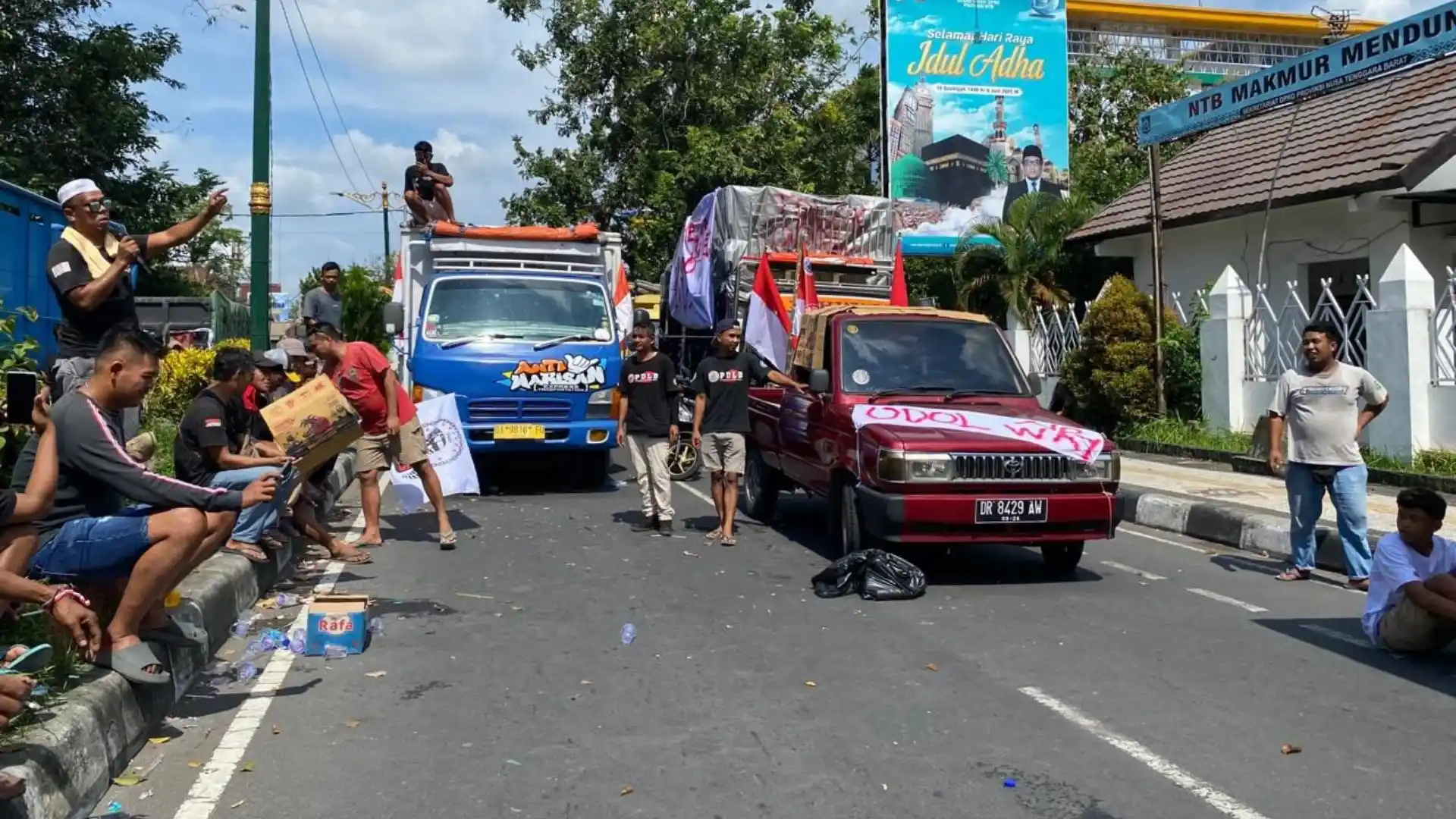 Ratusan Sopir Truk NTB Demo RUU ODOL