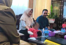Arumi bersama kedua orang tuanya di Kantor Dinas Kesehatan NTB