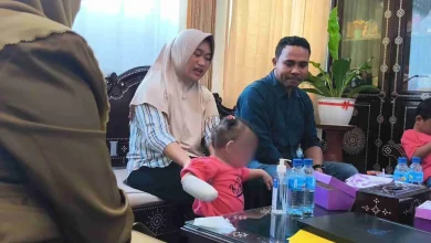 Arumi bersama kedua orang tuanya di Kantor Dinas Kesehatan NTB
