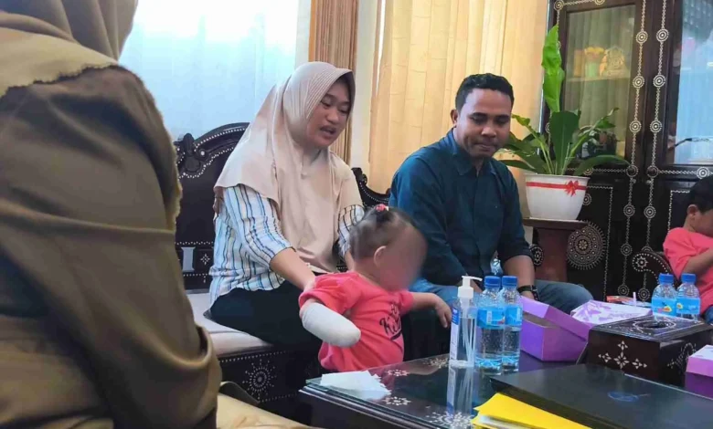 Arumi bersama kedua orang tuanya di Kantor Dinas Kesehatan NTB