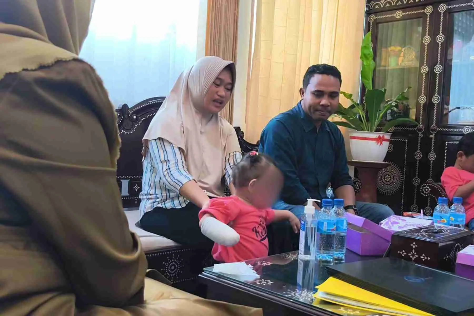 Arumi bersama kedua orang tuanya di Kantor Dinas Kesehatan NTB