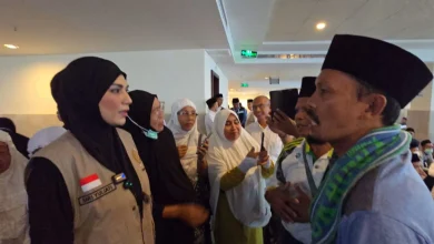 Sari Yuliati Berbagi Santunan kepada Jemaah Haji Lansia NTB