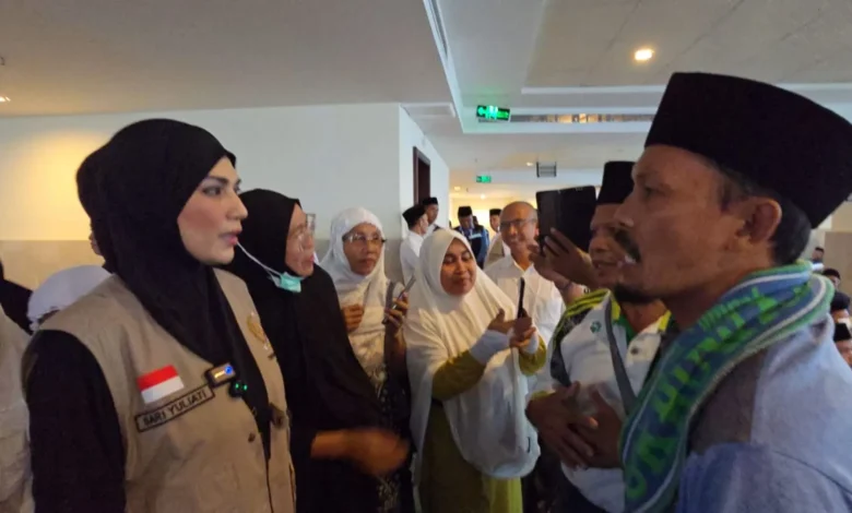 Sari Yuliati Berbagi Santunan kepada Jemaah Haji Lansia NTB