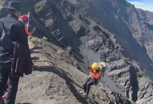 Tim SAR Mataram menuruni tebing Rinjani menyelamatkan pendaki Brasil Terjatuh
