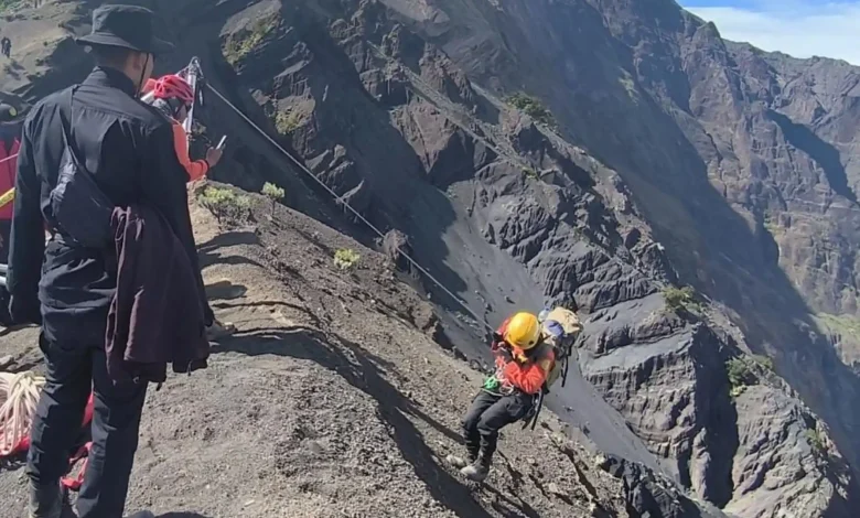 Tim SAR Mataram menuruni tebing Rinjani menyelamatkan pendaki Brasil Terjatuh