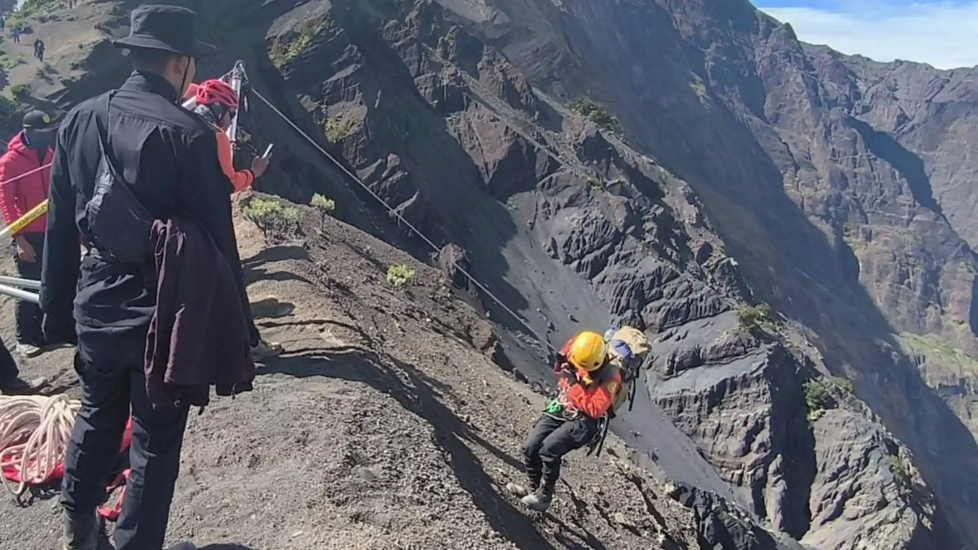 Tim SAR Mataram menuruni tebing Rinjani menyelamatkan pendaki Brasil Terjatuh