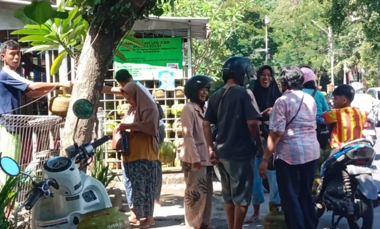 Warga Mengantre Gas LPG 3 Kilogram Melon di Mataram