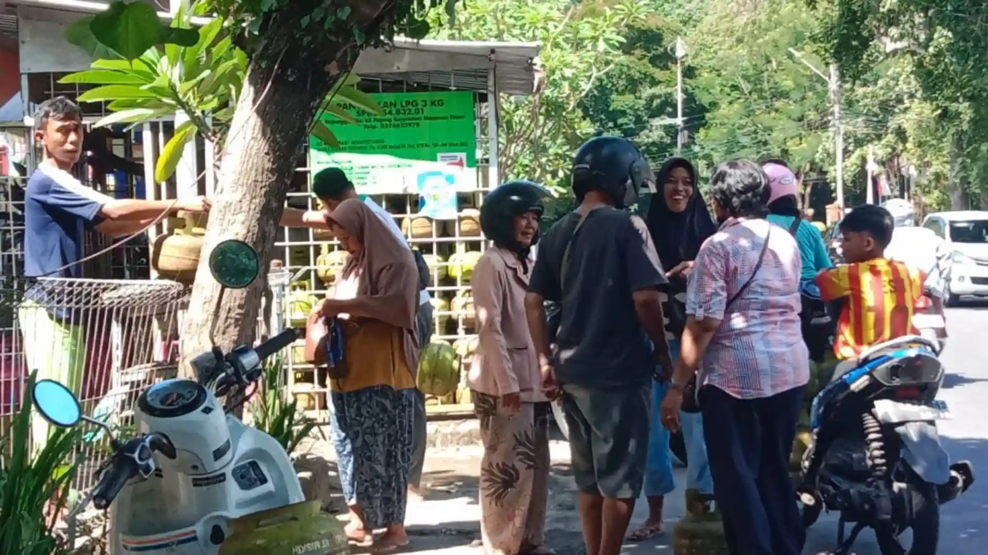 Warga Mengantre Gas LPG 3 Kilogram Melon di Mataram