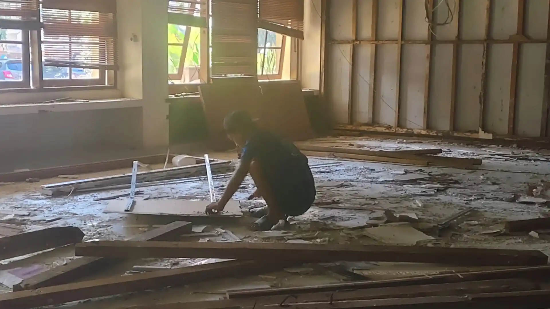 Kuli Bangunan di Mataram Keluhkan Sepinya Pekerjaan Imbas Proyek Pemerintah Belum Jalan