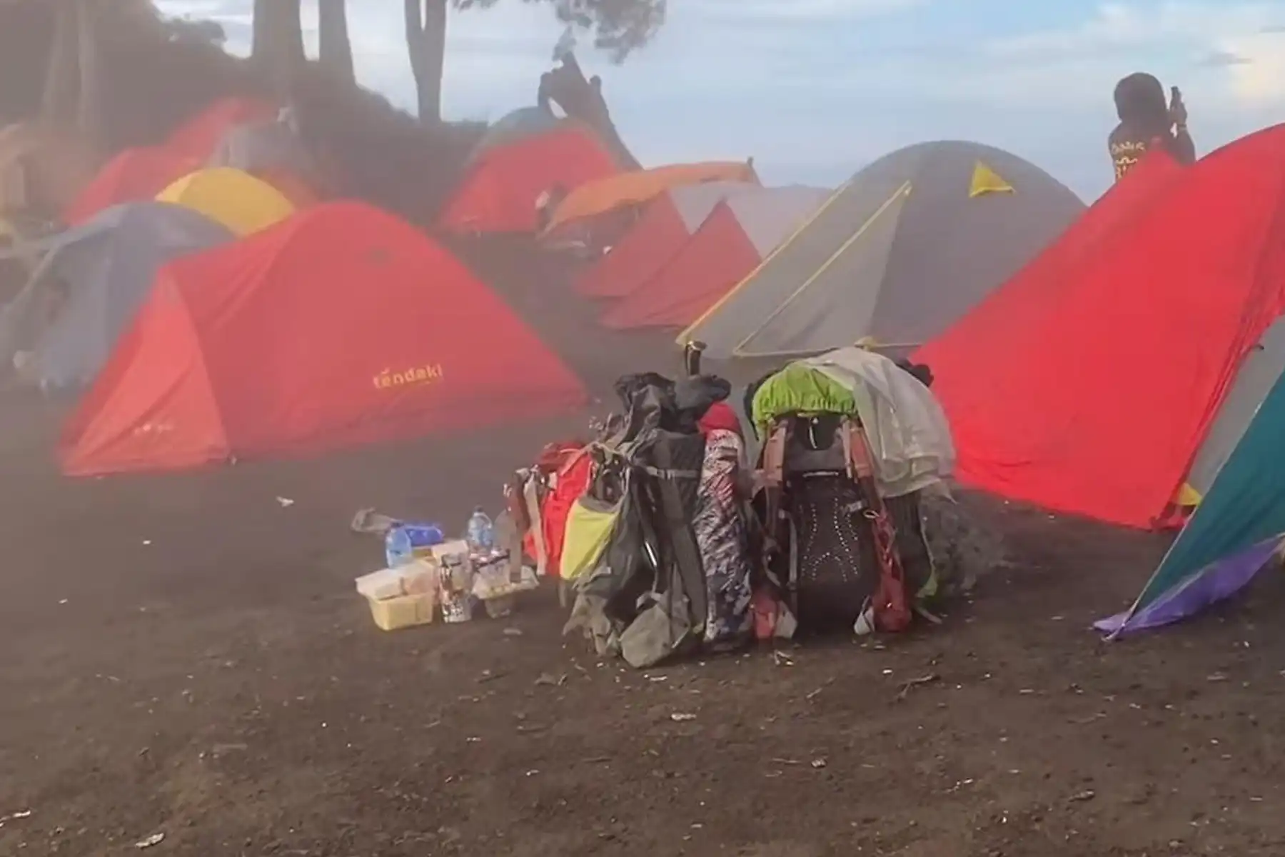 Booking Lahan Camp Suasana tenda camping di area Pelawangan Sembalun Gunung Rinjani