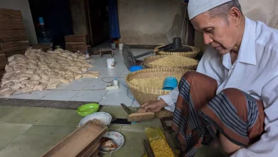 Pembuat Tempe di Kekalik Bertahan dari Sisa Bahan Baku Usai Disapu Banjir