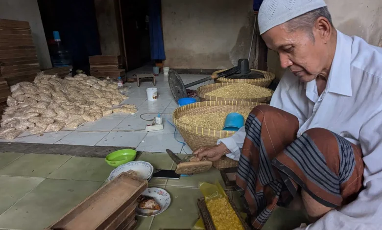 Pembuat Tempe di Kekalik Bertahan dari Sisa Bahan Baku Usai Disapu Banjir