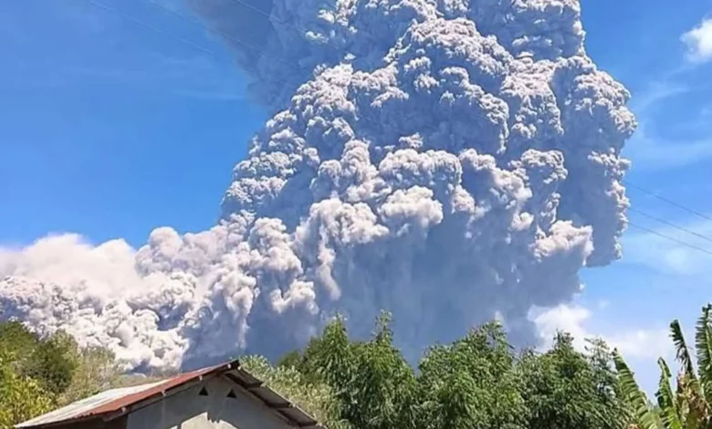 Sebaran Abu Vulkanik Letusan Gunung Lewotobi Terdeteksi di Bima